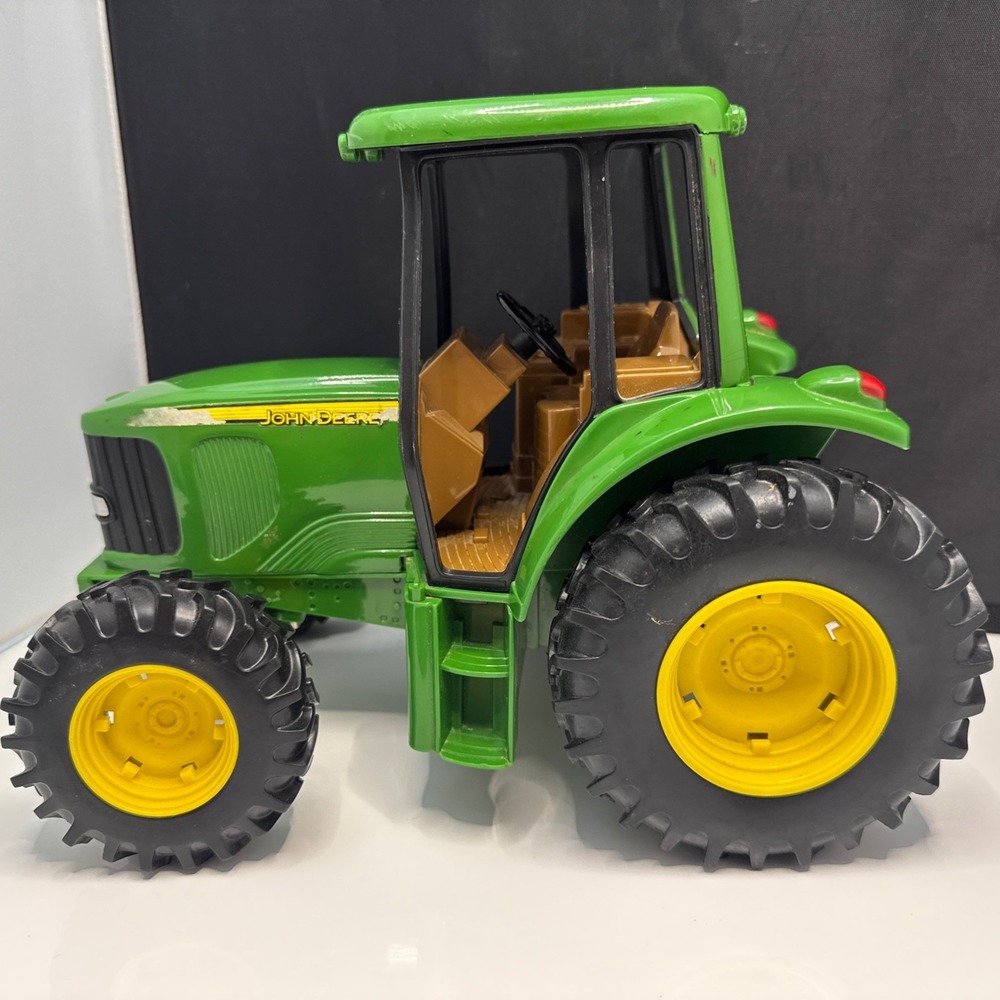 Ertl John‎ Deere Tractor 1/16 Scale 10" Long